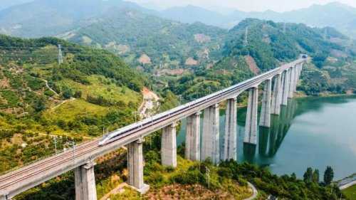 高铁路过桂林乘客齐刷刷惊叹拍照：重峦叠嶂美得像幅画