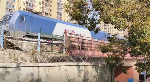 武汉一大学校门上跑火车？校方回应：属实 全国唯一